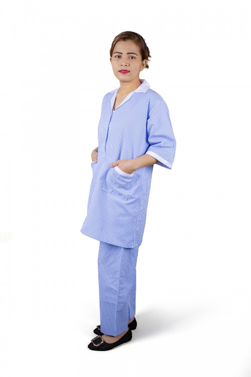 زي عاملة قطعتين قماش كاروهات لون أزرق بأطراف باللون الأبيض أكمام قصيرة وياقة بسحاب و جيوب أمامية