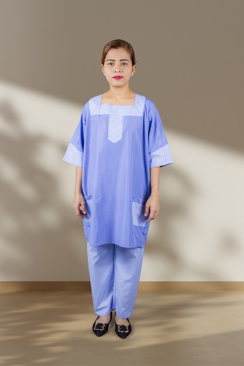 زي عاملة قطعتين بأكمام قصيرة فتحة الصدر مربعة و جيوب من الأمام