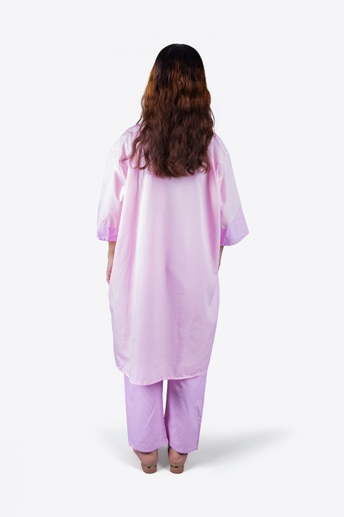 زي عاملة قطعتين بأكمام قصيرة فتحة الصدر مربعة و جيوب من الأمام