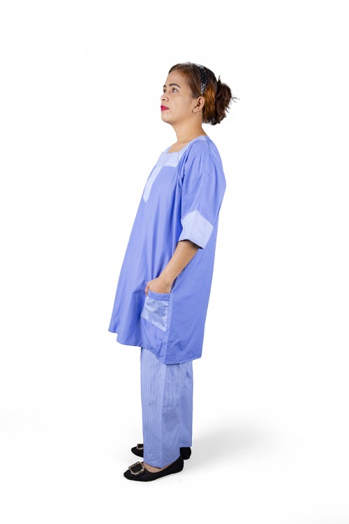 زي عاملة قطعتين بأكمام قصيرة فتحة الصدر مربعة و جيوب من الأمام