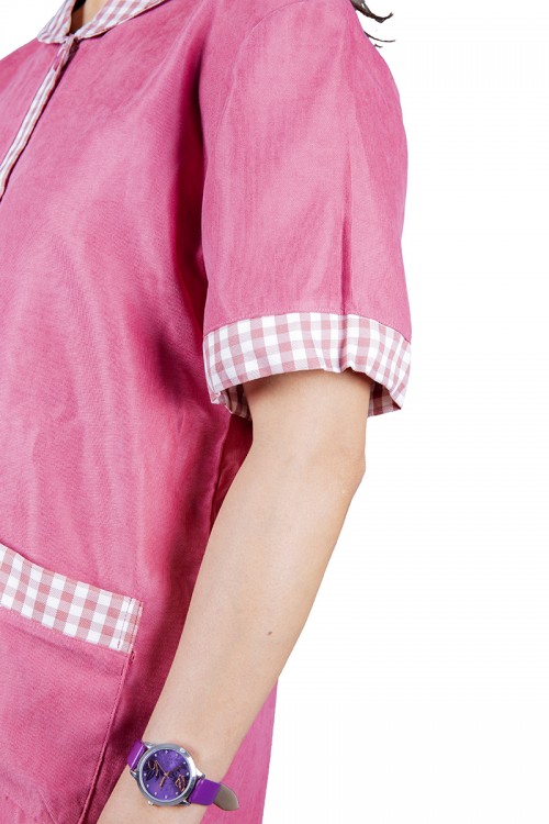 زي عاملة قطعتين قماش سادة أطراف كاروهات باكمام قصيرة وجيوب  و أزرار من الأمام