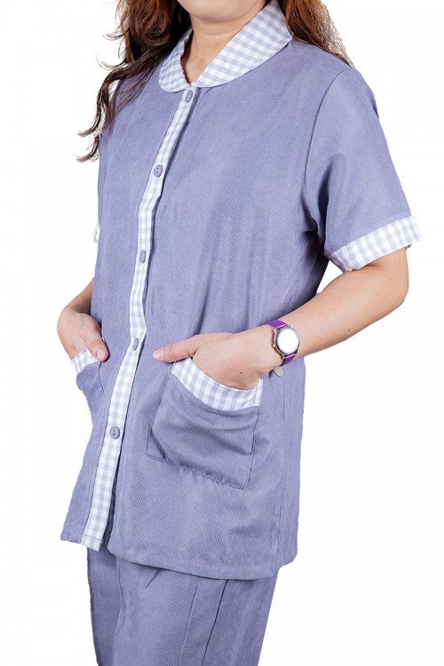 زي عاملة قطعتين قماش سادة أطراف كاروهات باكمام قصيرة وجيوب  و أزرار من الأمام