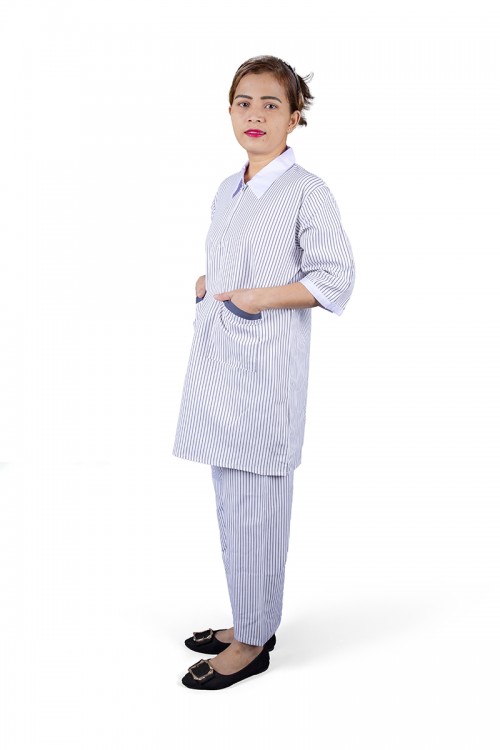 زي عاملة قطعتين قماش مقلم رمادي بأطراف باللون الأبيض  أكمام قصيرة وياقة بسحاب وجيوب من الأمام