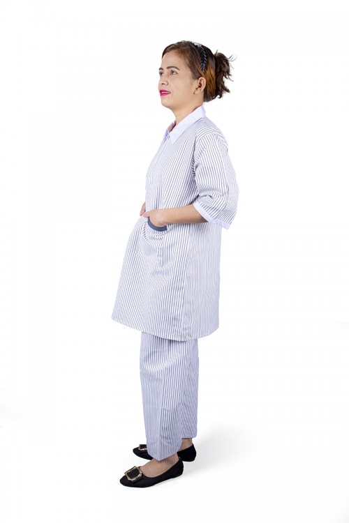 زي عاملة قطعتين قماش مقلم رمادي بأطراف باللون الأبيض  أكمام قصيرة وياقة بسحاب وجيوب من الأمام