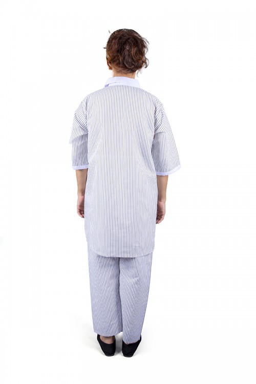 زي عاملة قطعتين قماش مقلم رمادي بأطراف باللون الأبيض  أكمام قصيرة وياقة بسحاب وجيوب من الأمام