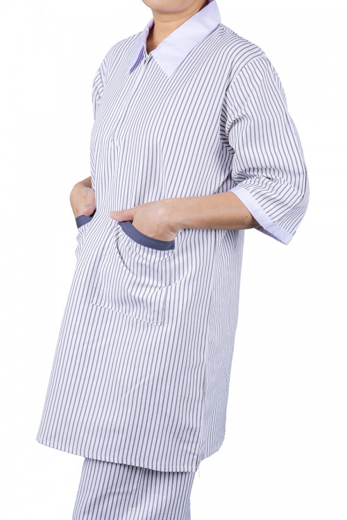 زي عاملة قطعتين قماش مقلم رمادي بأطراف باللون الأبيض  أكمام قصيرة وياقة بسحاب وجيوب من الأمام