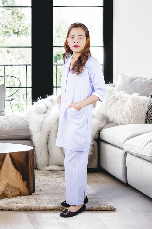 زي عاملة قطعتين قماش مقلم أكمام قصيرة بياقة مفتوحة وسحاب و جيوب من الأمام