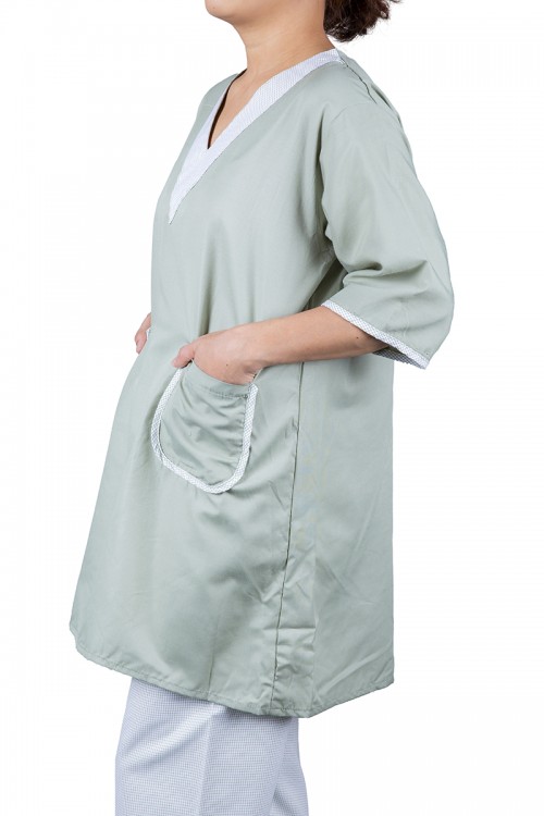 زي عاملة قطعتين قماش سادة أكمام قصيرة بياقة V و جيوب من الأمام