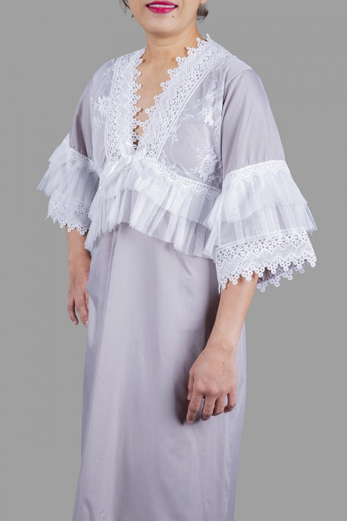 قميص نسائي رضاعة ميدي قطعتين لون رمادي بأطراف دانتيل لون أبيض على الصدر و الأكمام مع طرحة