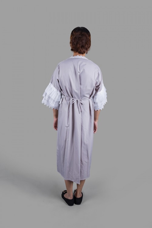 قميص نسائي رضاعة ميدي قطعتين لون رمادي بأطراف دانتيل لون أبيض على الصدر و الأكمام مع طرحة