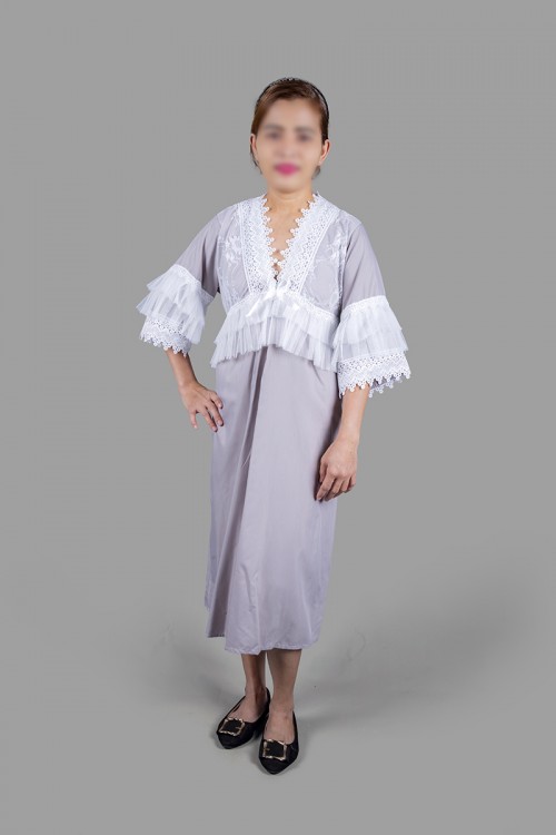 قميص نسائي رضاعة ميدي قطعتين لون رمادي بأطراف دانتيل لون أبيض على الصدر و الأكمام مع طرحة