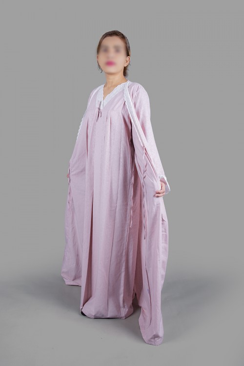 قميص نسائي رضاعة 3 قطع لون موف بأطراف دانتيل أبيض القطعة الداخلية بدون أكمام وقطعة خارجية برباط على الخصر و أكمام طويلة مع طرحة