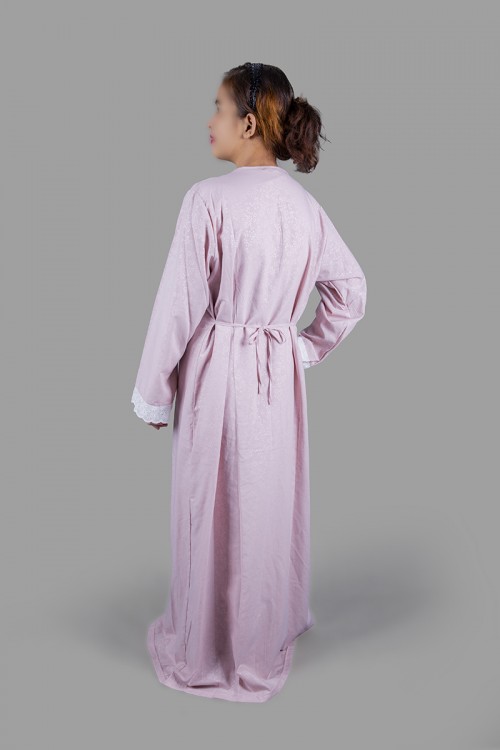 قميص نسائي رضاعة 3 قطع لون موف بأطراف دانتيل أبيض القطعة الداخلية بدون أكمام وقطعة خارجية برباط على الخصر و أكمام طويلة مع طرحة