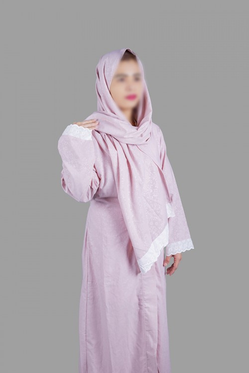 قميص نسائي رضاعة 3 قطع لون موف بأطراف دانتيل أبيض القطعة الداخلية بدون أكمام وقطعة خارجية برباط على الخصر و أكمام طويلة مع طرحة