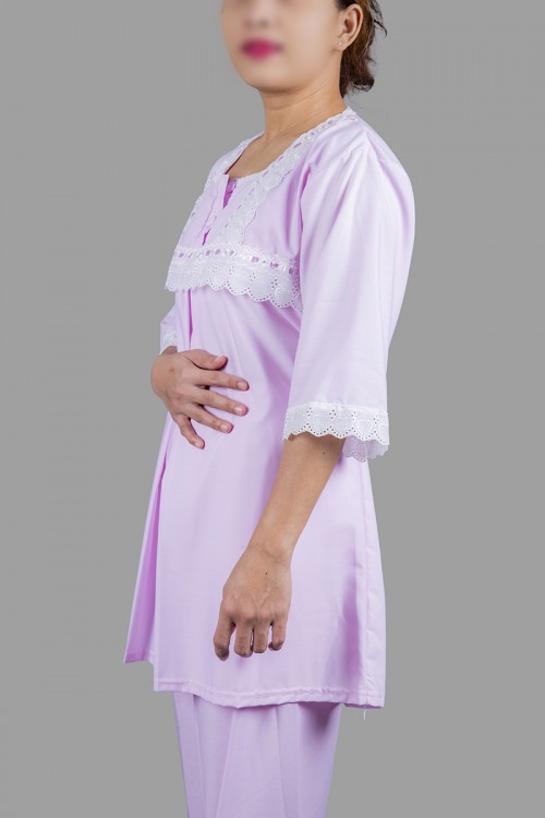 بيجاما نسائي رضاعة 3 قطع لون موف أكمام قصيرة بدانتيل و أزرار على الصدر مع طرحة