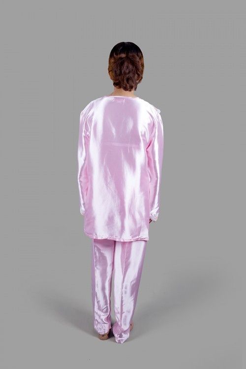 بيجاما نسائي رضاعة قطعتين لون زهري قماش ستان بأطراف دانتيل على الصدر و الأكمام 