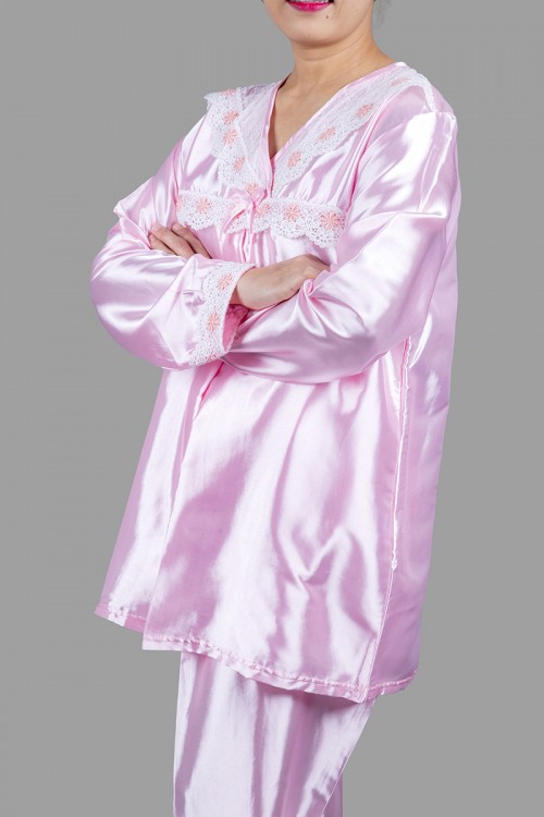 بيجاما نسائي رضاعة قطعتين لون زهري قماش ستان بأطراف دانتيل على الصدر و الأكمام 