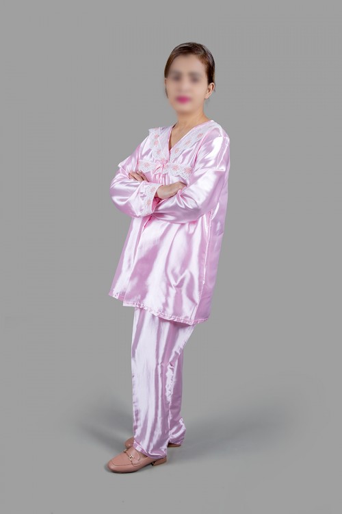 بيجاما نسائي رضاعة قطعتين لون زهري قماش ستان بأطراف دانتيل على الصدر و الأكمام 