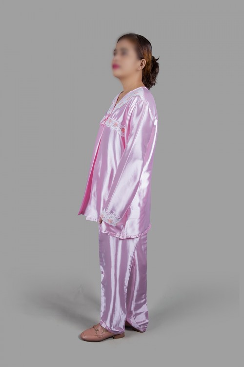 بيجاما نسائي رضاعة قطعتين لون زهري قماش ستان بأطراف دانتيل على الصدر و الأكمام 