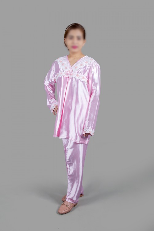 بيجاما نسائي رضاعة قطعتين لون زهري قماش ستان بأطراف دانتيل على الصدر و الأكمام 