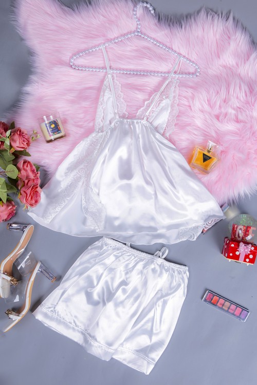 قميص بيجاما لانجري نسائي قطعتين لون سكري قماش ستان مع دانتيل و شورت سادة