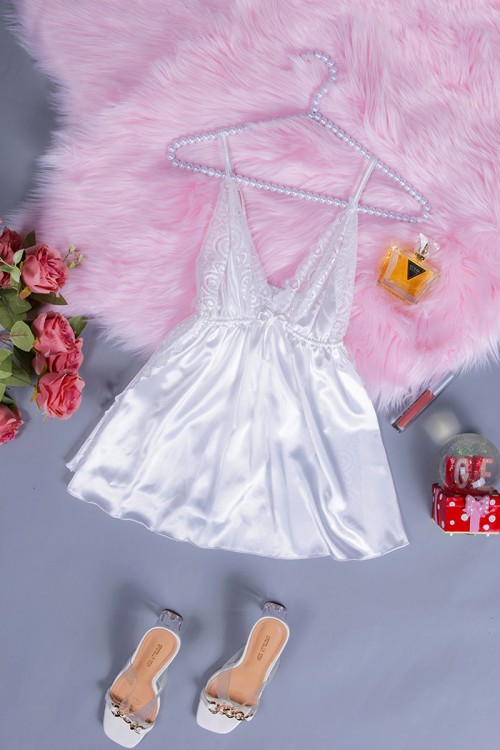 قميص بيجاما لانجري نسائي قطعتين لون سكري قماش ستان مع دانتيل و شورت سادة