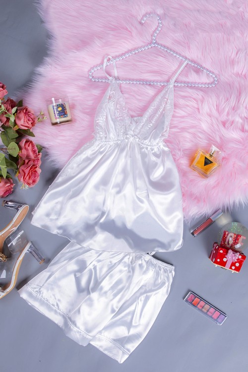 قميص بيجاما لانجري نسائي قطعتين لون سكري قماش ستان مع دانتيل و شورت سادة