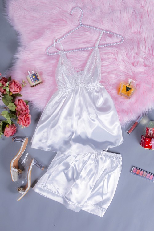 قميص بيجاما لانجري نسائي قطعتين لون سكري قماش ستان مع دانتيل و شورت سادة