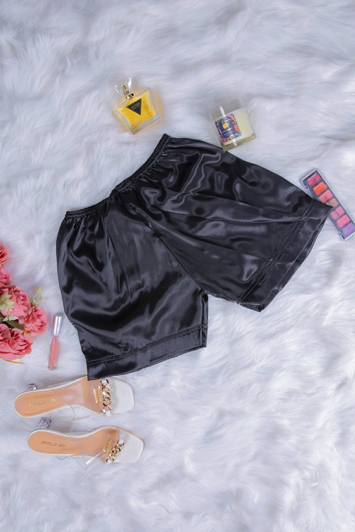 قميص بيجاما لانجري نسائي قطعتين لون أسود قماش ستان مع دانتيل و شورت سادة