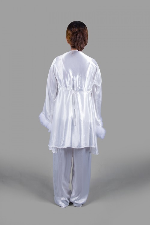 بيجاما لانجري نسائي عروس 3 قطع لون سكري قماش ستان قميص مع بنطلون سادة و قطعة خارجية مزين بالريش