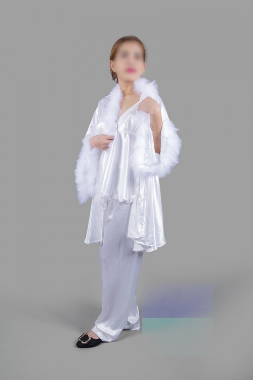 بيجاما لانجري نسائي عروس 3 قطع لون سكري قماش ستان قميص مع بنطلون سادة و قطعة خارجية مزين بالريش