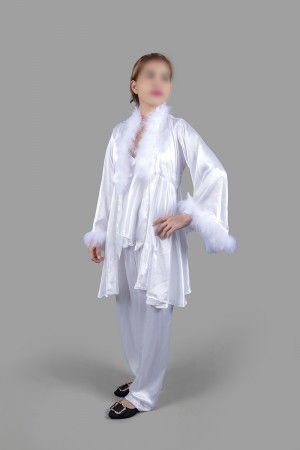 بيجاما لانجري نسائي عروس 3 قطع لون سكري قماش ستان قميص مع بنطلون سادة و قطعة خارجية مزين بالريش