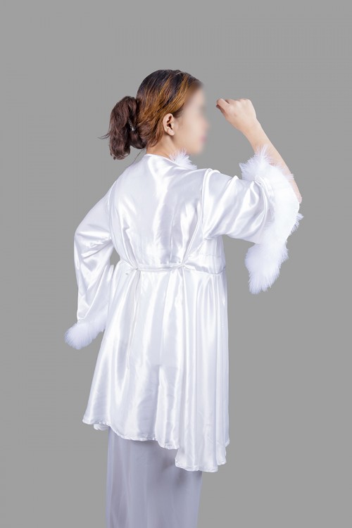 بيجاما لانجري نسائي عروس 3 قطع لون سكري قماش ستان قميص مع بنطلون سادة و قطعة خارجية مزين بالريش