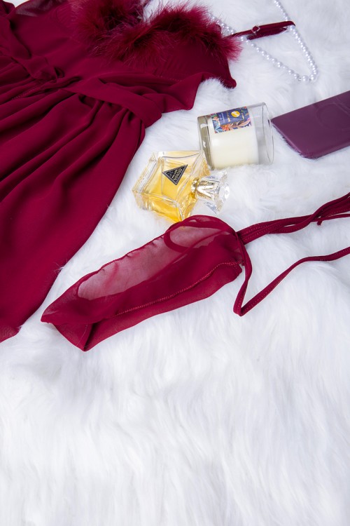 قميص لانجري نسائي قطعتين لون عودي قماش ستان وريش من الصدر 