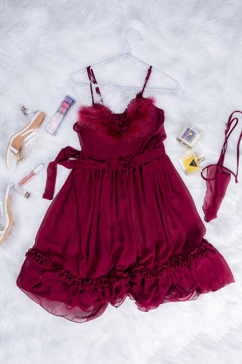 قميص لانجري نسائي قطعتين لون عودي قماش ستان وريش من الصدر 