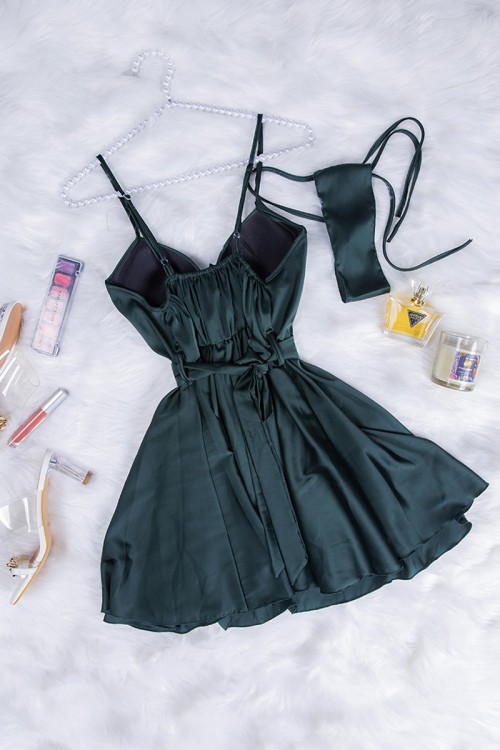 قميص لانجري نسائي قصير قطعتين لون زيتي قماش حرير بفيونكة من الأمام ورباط على الخصر 