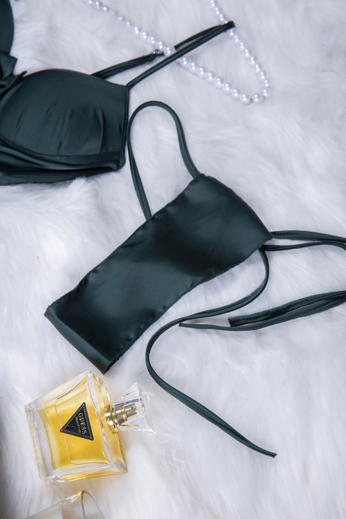 قميص لانجري نسائي قصير قطعتين لون زيتي قماش حرير بفيونكة من الأمام ورباط على الخصر 