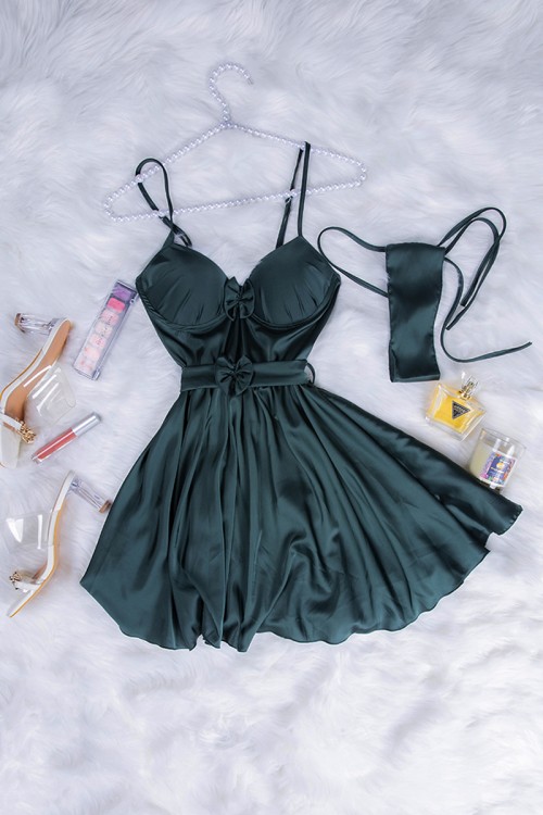 قميص لانجري نسائي قصير قطعتين لون زيتي قماش حرير بفيونكة من الأمام ورباط على الخصر 