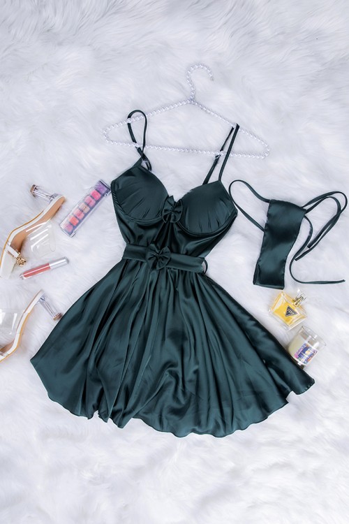 قميص لانجري نسائي قصير قطعتين لون زيتي قماش حرير بفيونكة من الأمام ورباط على الخصر 