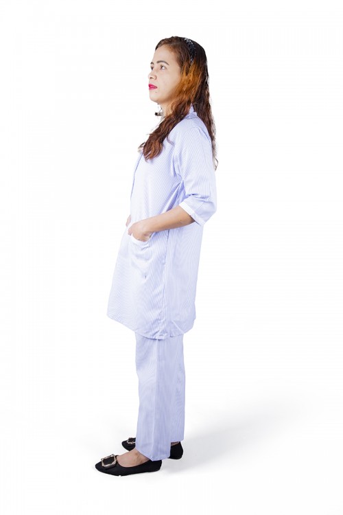 زي عاملة قطعتين قماش مقلم أكمام قصيرة بياقة مفتوحة وسحاب و جيوب من الأمام