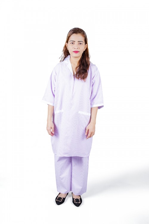 زي عاملة قطعتين قماش مقلم أكمام قصيرة بياقة مفتوحة وسحاب و جيوب من الأمام