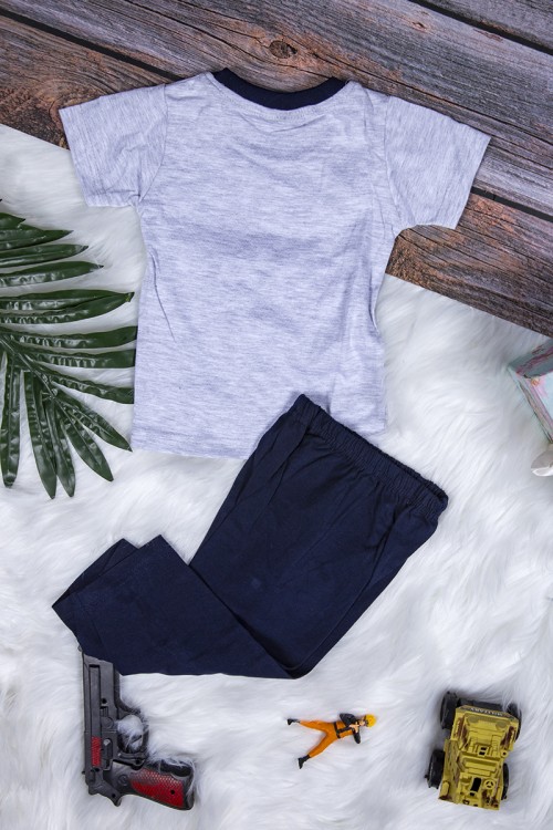 طقم بيجاما ولادي قطعتين تيشرت أكمام قصيرة بكتابات من الأمام مع بنطلون طويل