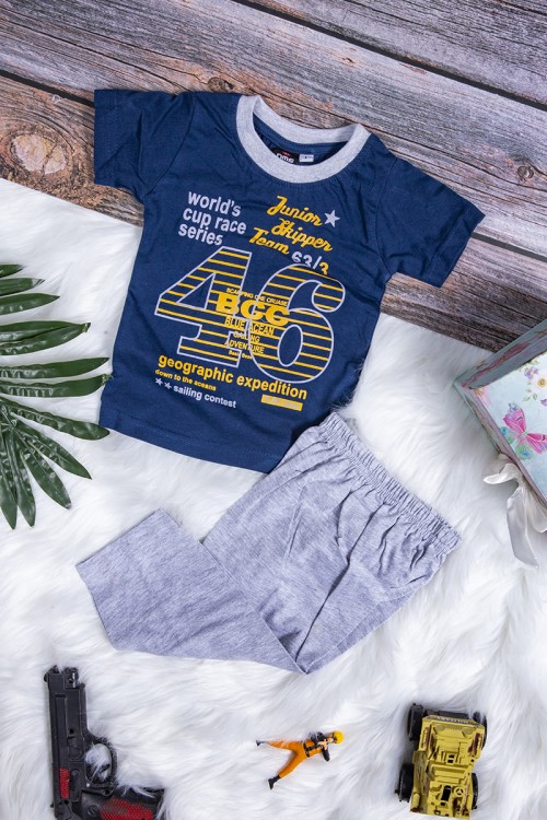 طقم بيجاما ولادي قطعتين تيشرت أكمام قصيرة بكتابات من الأمام مع بنطلون طويل