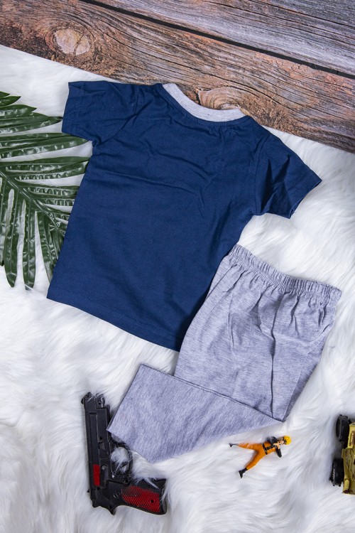 طقم بيجاما ولادي قطعتين تيشرت أكمام قصيرة بكتابات من الأمام مع بنطلون طويل