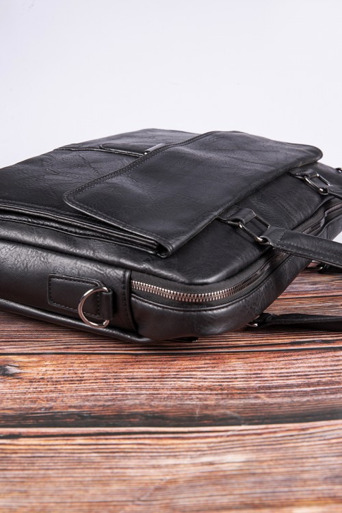 حقيبة يد لون أسود مصنوعة من الجلد بجيوب وسحاب من الأمام والخلف