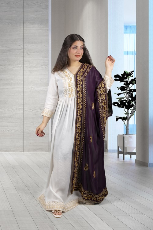 جلابية نسائي أنيقة لون أبيض بتطريز ذهبي من الصدر و الأكمام مع قماش شيفون من الجنب باللون الموف مطرز باللون الذهبي