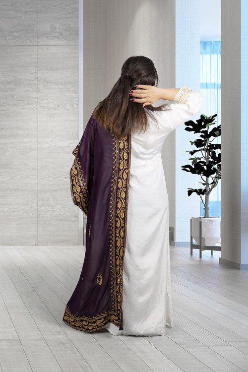 جلابية نسائي أنيقة لون أبيض بتطريز ذهبي من الصدر و الأكمام مع قماش شيفون من الجنب باللون الموف مطرز باللون الذهبي