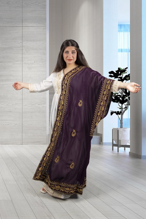 جلابية نسائي أنيقة لون أبيض بتطريز ذهبي من الصدر و الأكمام مع قماش شيفون من الجنب باللون الموف مطرز باللون الذهبي