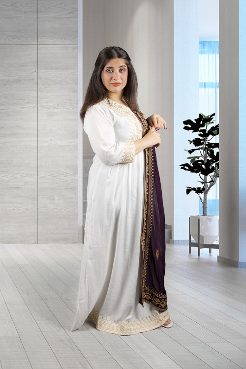 جلابية نسائي أنيقة لون أبيض بتطريز ذهبي من الصدر و الأكمام مع قماش شيفون من الجنب باللون الموف مطرز باللون الذهبي