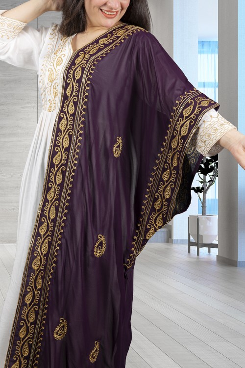 جلابية نسائي أنيقة لون أبيض بتطريز ذهبي من الصدر و الأكمام مع قماش شيفون من الجنب باللون الموف مطرز باللون الذهبي